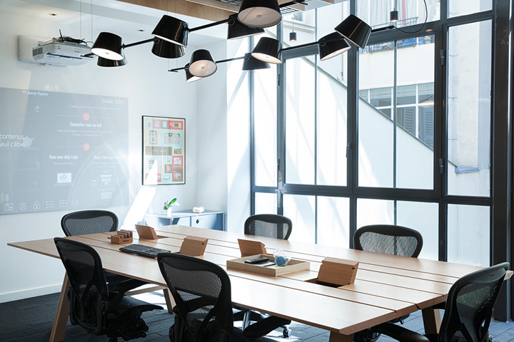 那个设计颠覆传统会议空间的公司Artdesk Group，他们的办公室是这样滴
